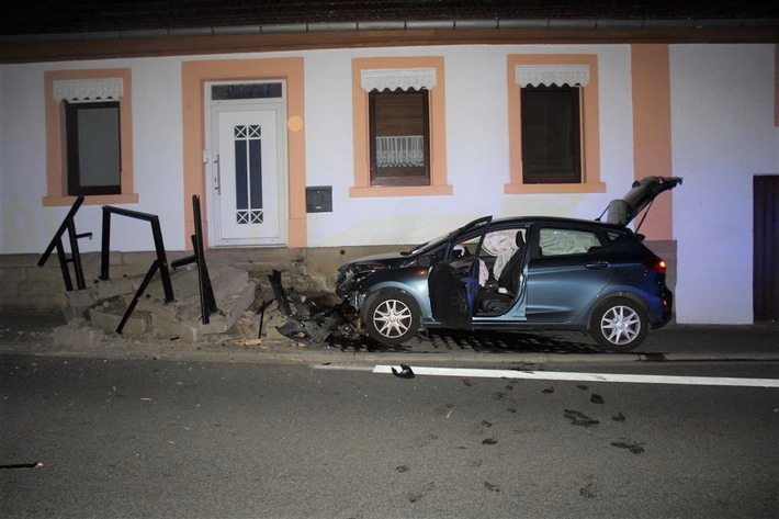 POL-PDKL: Fahranfänger fährt unter Alkoholeinwirkung gegen Treppenaufgang