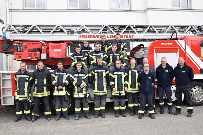 FW-OE: 10 neue Atemschutzgeräteträger für die Feuerwehr Lennestadt