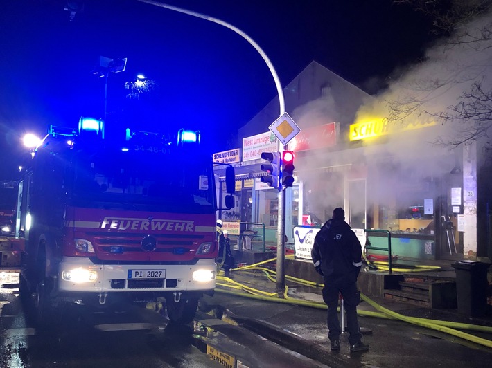 FW-PI: Schenefeld: Feuer in einer Ladenzeile frühzeitig gelöscht