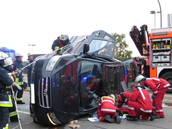 FW-E: Schwerer Verkehrsunfall auf der Burggrafenstraße, eine verletzte Person