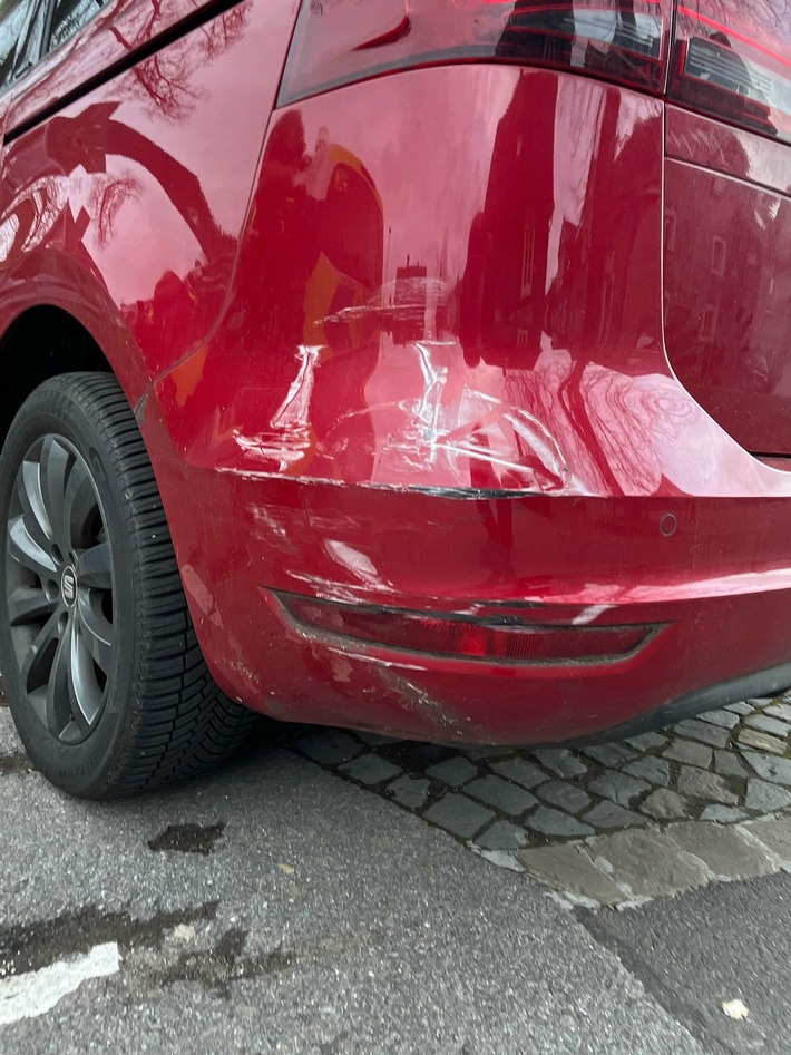 POL-GM: Unfallflucht in der Hückeswagener Innenstadt - Polizei sucht nach Zeugen