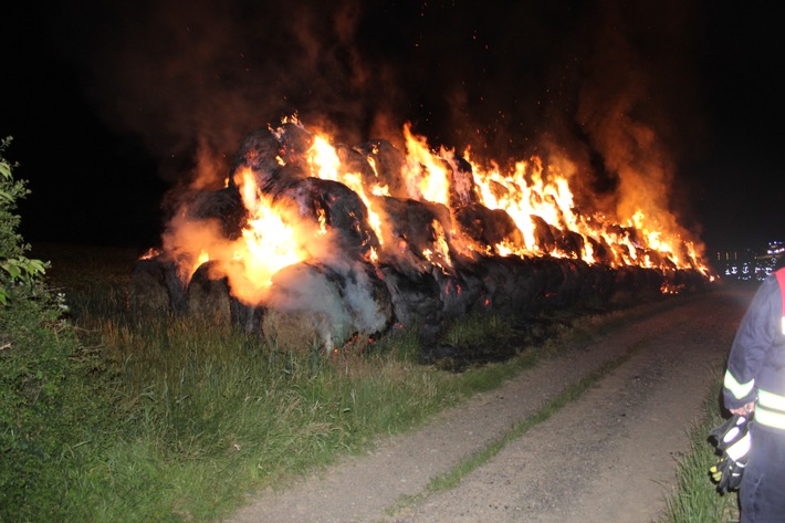 POL-PDKL: Brand von 300 Rundballen/ Heu