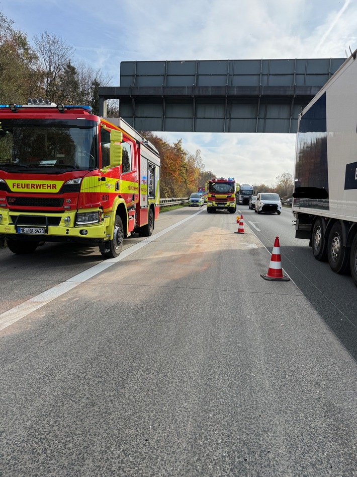 FW Ratingen: Zwei Schwerverletzte nach Verkehrsunfall auf der A3 - weiterer Schwerverletzter bei Arbeitsunfall in Lintorf
