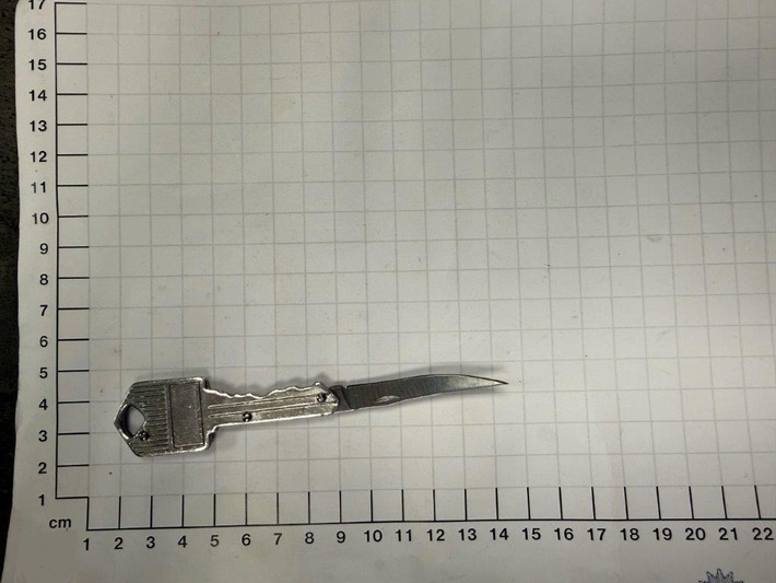 BPOL NRW: Mann sticht Sicherheitsmitarbeiter mit Messer in die Wade - Bundespolizei ermittelt