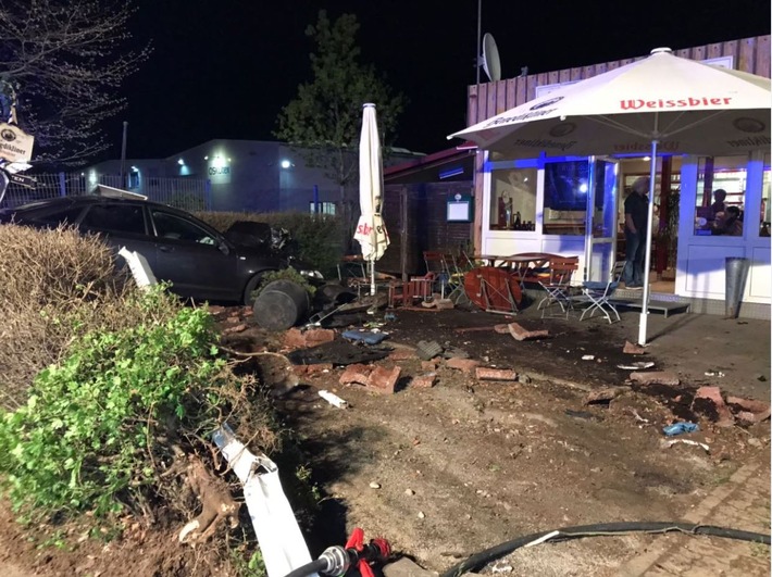 POL-PDLD: 30-jähriger Autofahrer hinterlässt ein Trümmerfeld