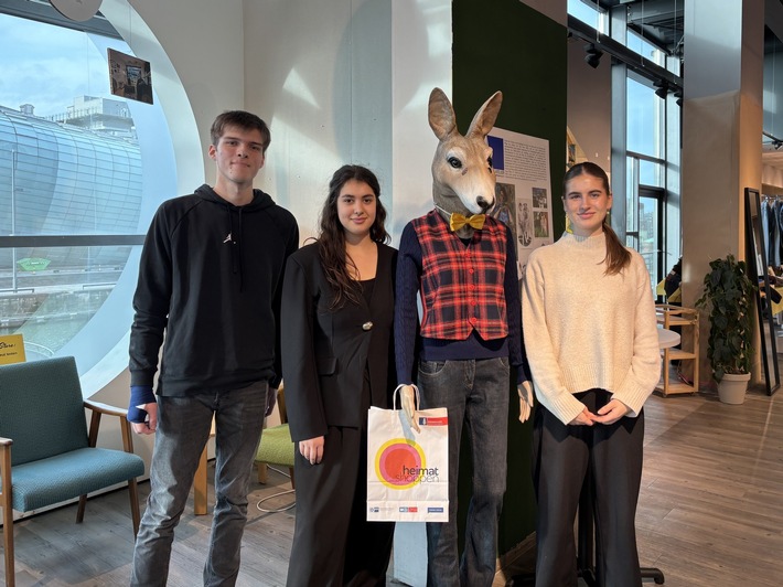 Studierende beleben leere Ladenfläche mit Indoorflohmarkt