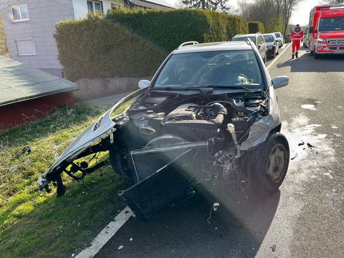 POL-GM: Autos kollidieren auf der B256