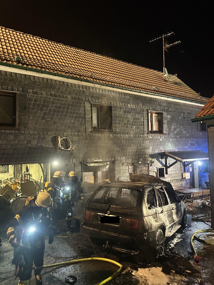 FW-RS: PKW-Brand greift auf Gebäude über - eine Person verletzt