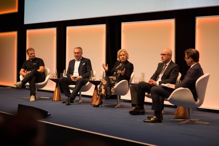 Diskutierten über die Herausforderungen für das Geschäftsmodell Genossenschaft (von rechts): Jürgen Gros, Achim Wambach, Sandra Bindler, Eckhard Schwarzer und Philipp Depiereux. / 120. Verbandstag des GVB / Bayerns Genossenschaften auf dem Weg in die Netzwerkökonomie / Weiterer Text über ots und www.presseportal.de/nr/24076 / Die Verwendung dieses Bildes ist für redaktionelle Zwecke honorarfrei. Veröffentlichung bitte unter Quellenangabe: "obs/Genossenschaftsverband Bayern"