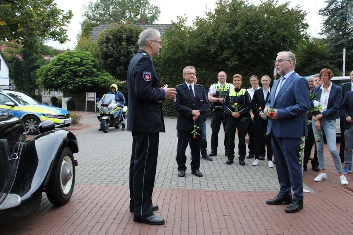 POL-OL: +++Erster Polizeihauptkommissar Ludger Elsen verabschiedet sich in den Ruhestand - eine Ära geht zu Ende+++