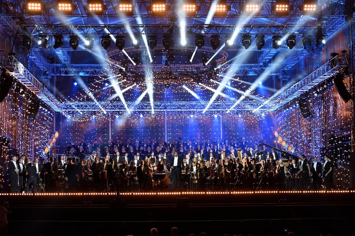 &quot;Die Nacht der Klassik aus Paris&quot; erstmals im ZDF /  Theo Koll präsentiert ein musikalisches Feuerwerk am Eiffelturm (FOTO)