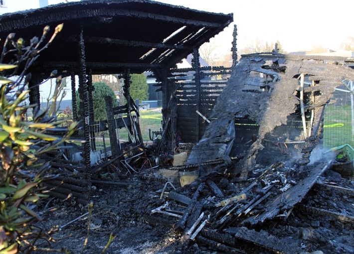 POL-MI: Flammen zerstören Gartenhütte in Wulferdingsen