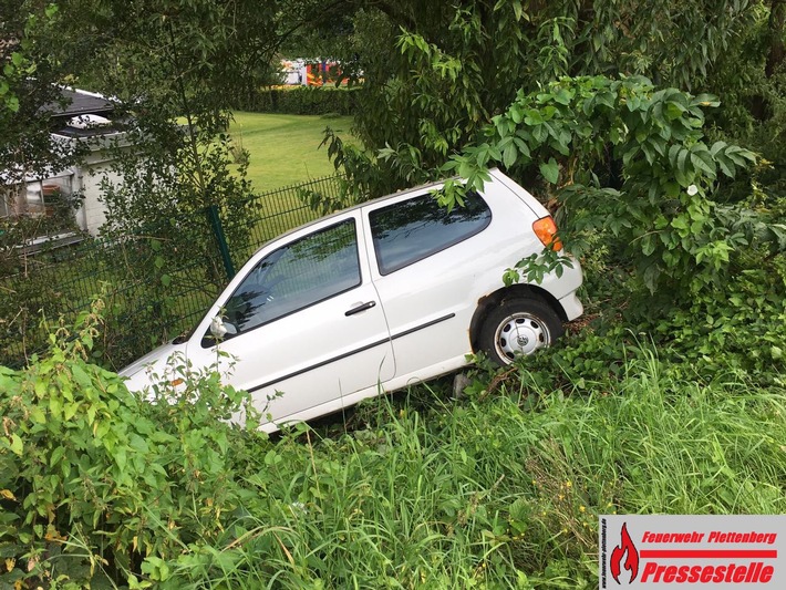 FW-PL: OT-Stadtmitte. Hilfeleistungseinsatz der Feuerwehr nach Eigenunfall am Friedhof Hirtenböhl. PKW fährt über Wiese Böschung hinunter und wird durch Zaun gestoppt. Fahrerin bleibt unverletzt.