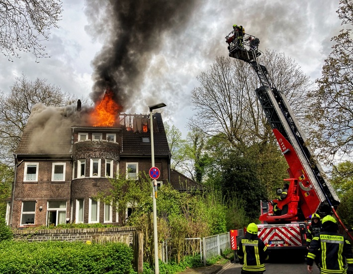 FW-OB: Dachstuhlbrand in Oberhausen-Grafenbusch
