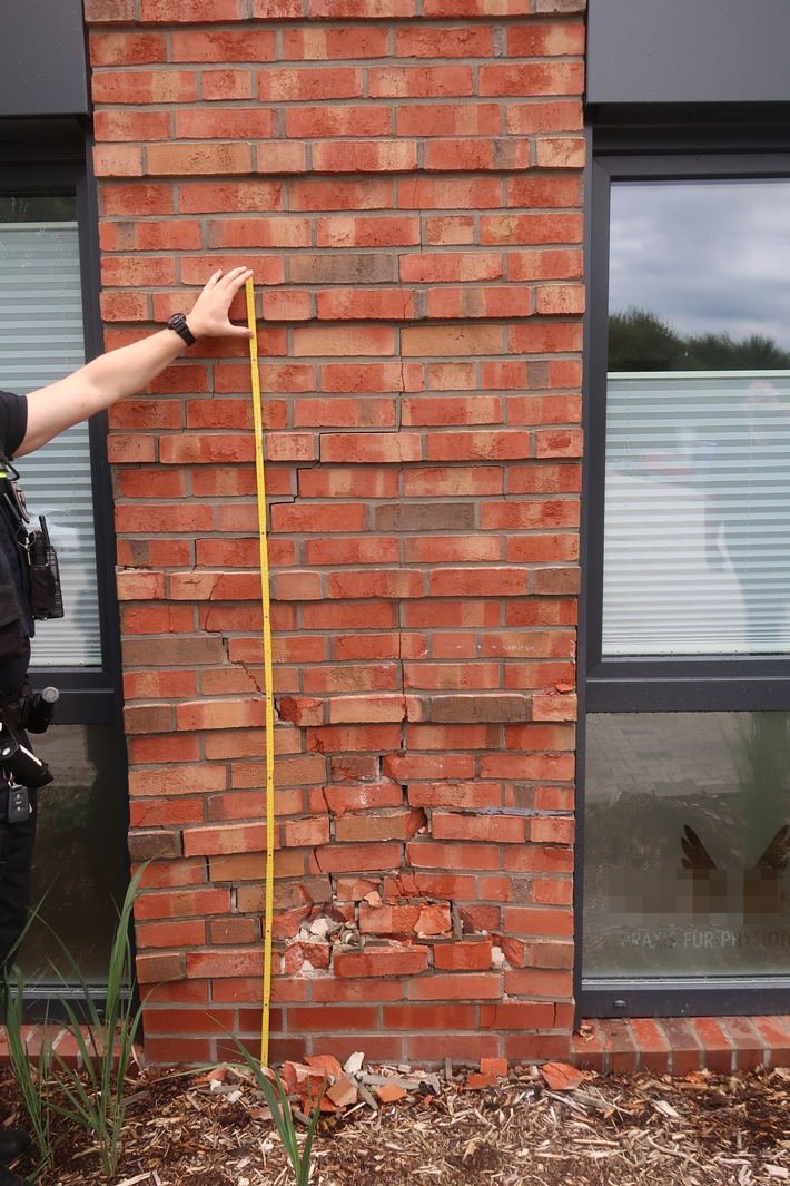 POL-DEL: Stadt Delmenhorst: Hoher Sachschaden durch Kollision eines Pkws mit Hauswand