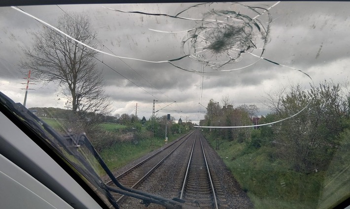 BPOL-BadBentheim: ICE mit Glasflasche beworfen - Bundespolizei sucht nach Zeugen