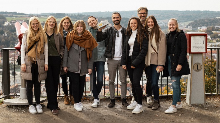 Marketingstrategie im Mittelstand: Konstantin Katsikis von KWADRAT erklärt, wie B2B-Unternehmen Messe, LinkedIn und Website verzahnen