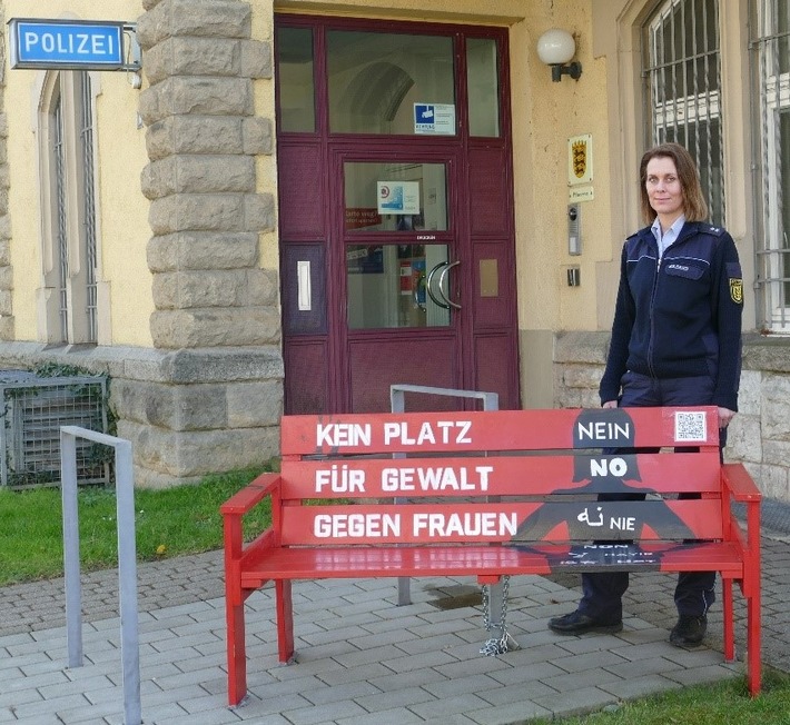 POL-FR: Müllheim: Eine rote Bank als Symbol gegen Gewalt an Frauen