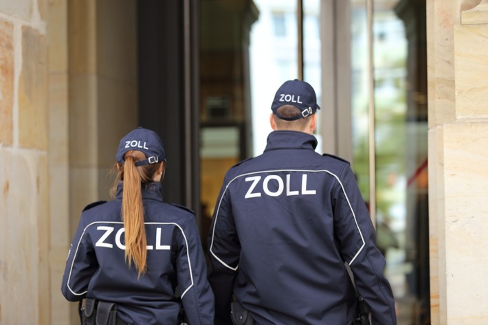 HZA-BS: "Auf den ersten Blick scheint es gut gelaufen zu sein" Zoll kontrolliert an einem Tag fast 200 Beschäftigte in Friseursalons
