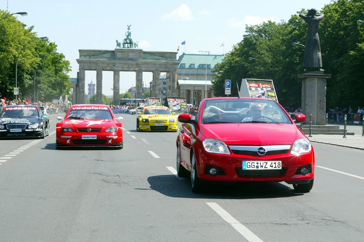 Opel Tigra Twin Top bei DTM-Präsentation in Berlin