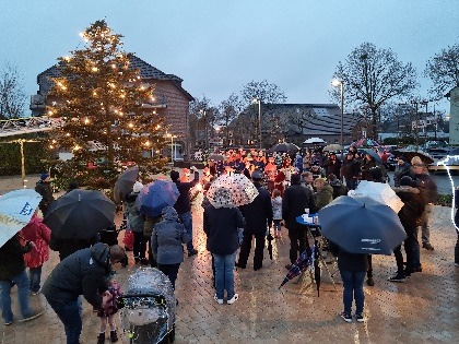 FW Kranenburg: Weihnachtlicher Glanz auf dem neuen Dorfplatz