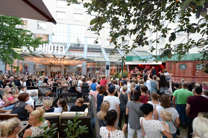 "Straßenunterhaltungsdienst" mit Xavier Naidoo und Rolf Stahlhofen rockt vor den pentahotels in Leipzig und Wiesbaden / Spontanes gratis neighbourhood-live-Konzert für alle Musikliebhaber