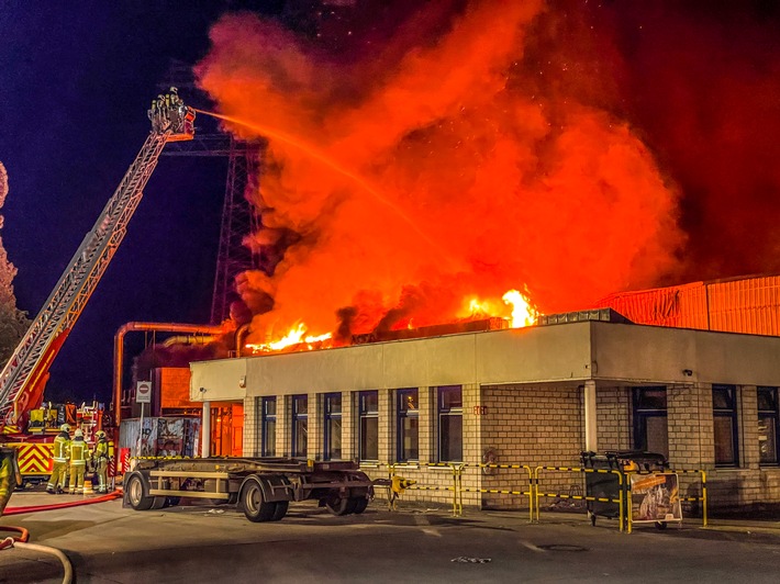 FW Dresden: Großbrand in einem Entsorgungsbetrieb