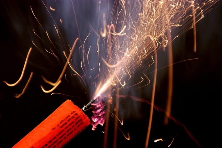 HZA-LA: Zoll warnt vor Gefahren bei Silvesterfeuerwerk - Schon beim Kauf auf Sicherheit achten