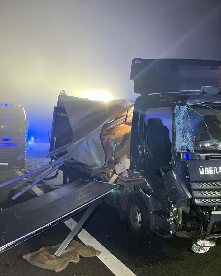 POL-LIP: Bad Salzuflen - Holzhausen. Lkw kollidiert mit geparkten Lastwagen: Fahrer leicht verletzt.