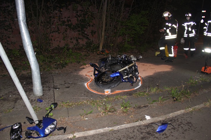 POL-RBK: Leichlingen - Motorradfahrer übersieht Kreisverkehr und verletzt sich schwer
