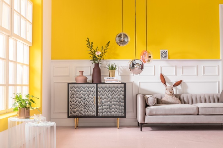 Modernes Wohnen mit individueller Note entsteht durch klare Linien im Mix mit Möbelunikaten wie einem Sideboard mit handgemachten Intarsien und charmanten Accessoires mit Tiermotiven. Weiterer Text über ots und www.presseportal.de/nr/106366 / Die Verwendung dieses Bildes ist für redaktionelle Zwecke honorarfrei. Veröffentlichung bitte unter Quellenangabe: "obs/KARE Design GmbH"