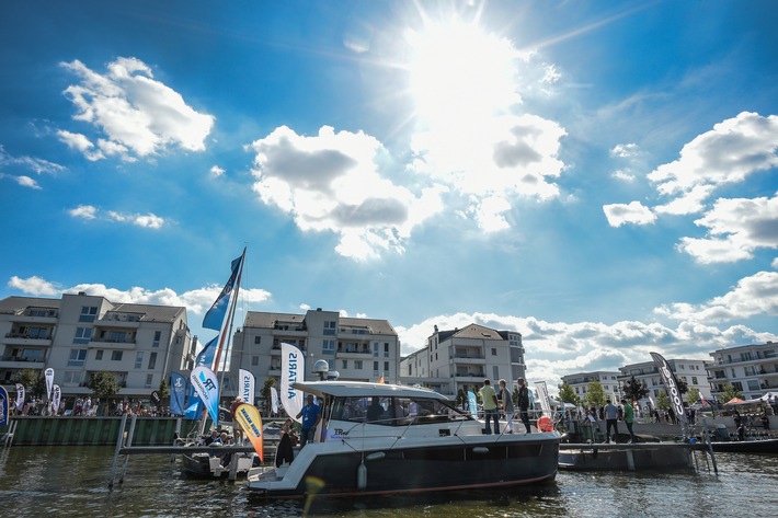 BOOT & FUN Inwater zeigt Boote und Yachten im Sommer auf dem Wasser