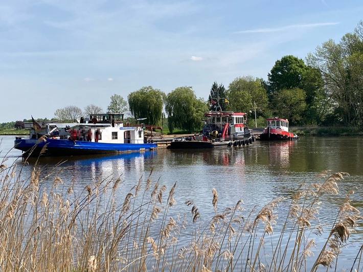 POL-DU: Petershagen/Duisburg: Maschinenausfall - Binnenschiff blockierte Weser bei Petershagen