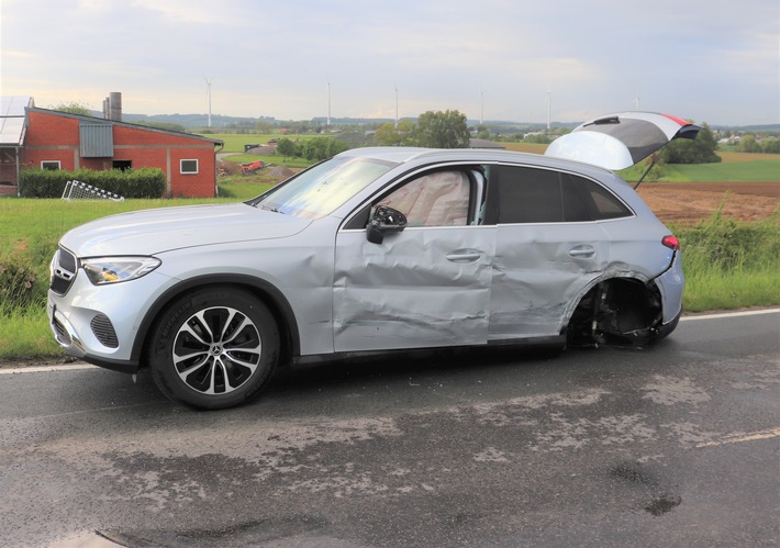 POL-HX: Zusammenstoß zwischen Lkw und Pkw - Mann schwer verletzt