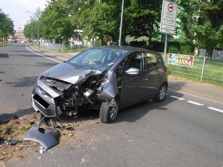 POL-DN: Gegen Baum gefahren