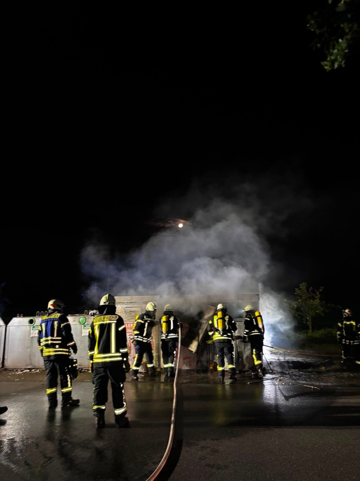 FW Geestland: Brand von Sammelbehältern im Gewerbegebiet Bad Bederkesa