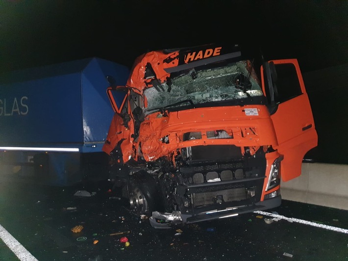 POL-BI: Schwerer LKW-Unfall auf der A 30