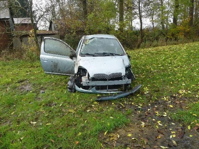 POL-CUX: PKW kommt von der Fahrbahn ab und überschlägt sich (Foto im Anhang)
