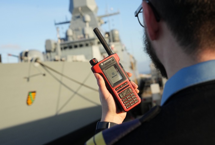 Ubergabe Motorola Solutions-Losung an Marine-Fregatte SachsenJPG.JPG