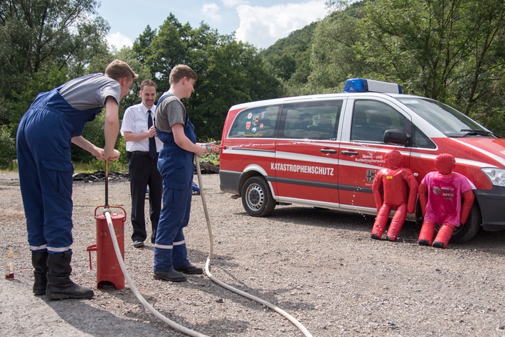 FW-OE: "Edeltraud" und "Flori" jetzt Mitglieder der Jugendfeuerwehr Lennestadt