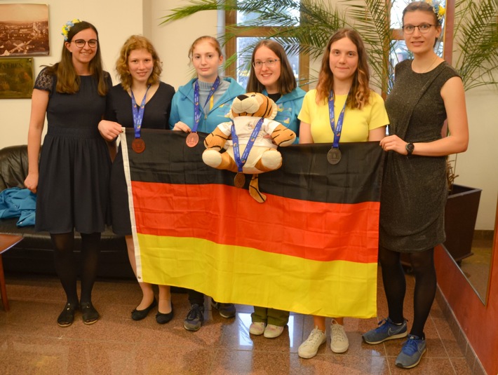 European Girls‘ Mathematical Olympiad: Deutsche Nachwuchs-Mathematikerinnen gewinnen vier Medaillen