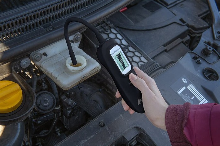 AGT Professional Bremsflüssigkeits-Tester mit Display, LED, Wassererkennung, DOT3/4/5.1: Auf Nummer sicher gehen und Bremsflüssigkeit selbst prüfen