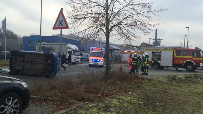 FW-EN: PKW kippt nach Unfall auf die Seite