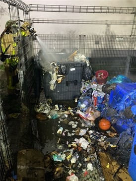 POL-ME: Unbekannte zünden Abfallcontainer an - 2603113