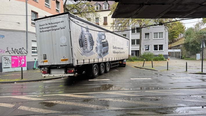 FW-DO: Vorab-Information: LKW bleibt in Oberleitung der Stadtbahn hängen - Verkehrsbehinderungen im Bereich Oestermärsch/Bleichmärsch