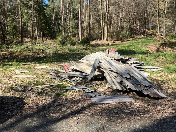 POL-ROW: ++ Dieseldiebstahl auf Baustelle ++ Trunkenheitsfahrt und Kennzeichenverlust auf der Autobahn ++ Illegale Entsorgung von Eternitplatten im Wald ++