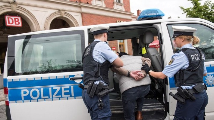 Bundespolizeidirektion München: 22-Jähriger randalierte in Schnellrestaurant / Alkoholisierter beleidigte Mitarbeiter und Gast
