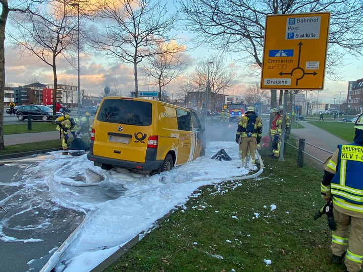 FW-KLE: Brand eines Zustellerfahrzeuges an der Hafenstraße