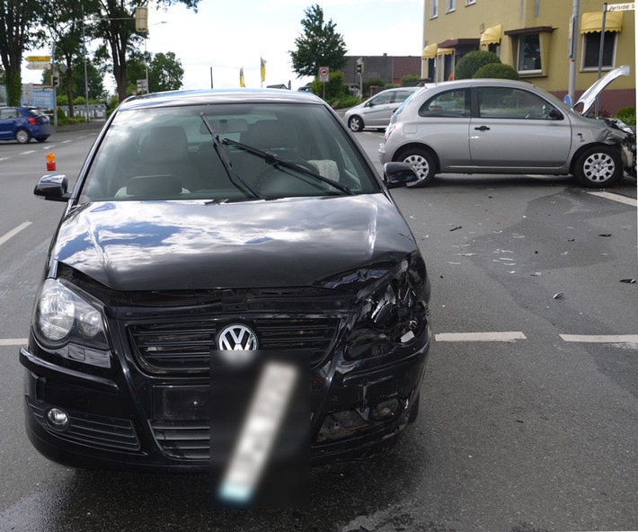 POL-HF: Verkehrsunfall - Nissan und VW stoßen im Kreuzungsbereich zusammen