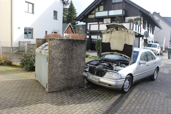 POL-ME: Beim Ausparken Kontrolle verloren: 92-jähriger Autofahrer prallt gegen Betonmauer - Langenfeld - 2202014